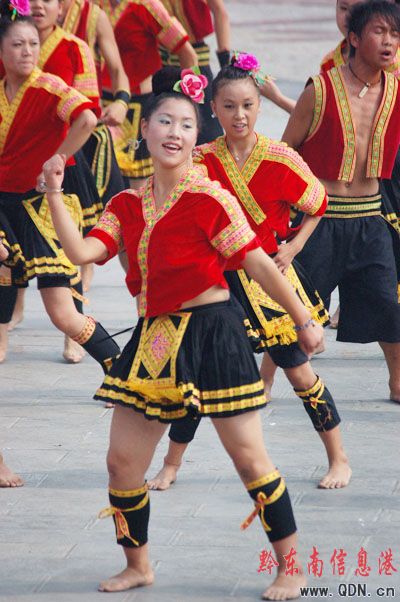 三千多學生 歡跳反排木鼓舞(圖片新聞)