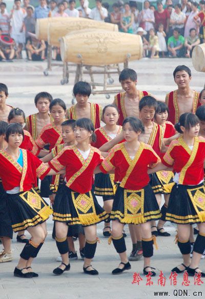 三千多學生 歡跳反排木鼓舞(圖片新聞)