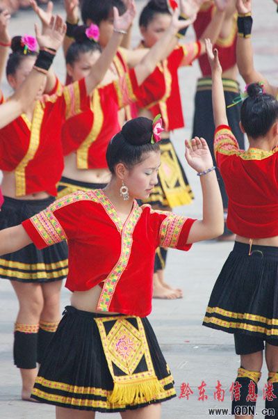 三千多學生 歡跳反排木鼓舞(圖片新聞)