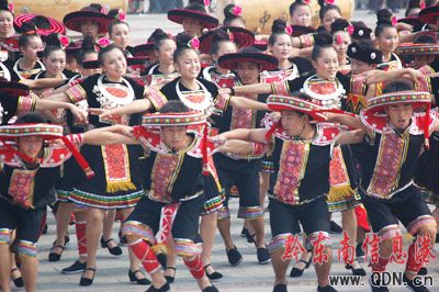 三千多學生 歡跳反排木鼓舞(圖片新聞)