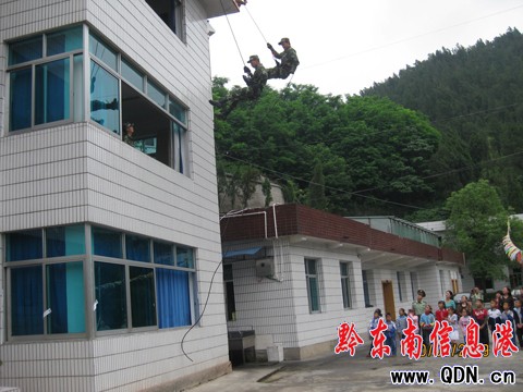 “代理爸媽”與留守兒童一起走進警營(圖)