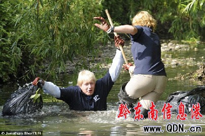 倫敦市長為河流清除垃圾時落水被拍下(圖)