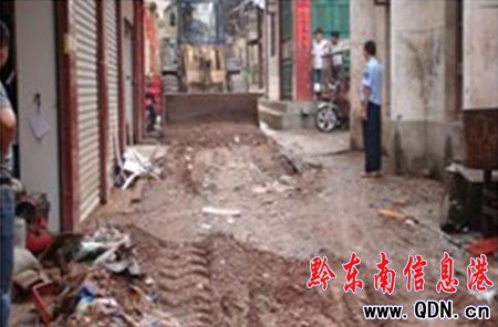 榕江縣加強暴風(fēng)雨后的環(huán)境整治(圖)