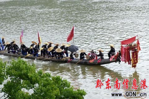 苗族同胞歡度“獨木龍舟節(jié)”(組圖)