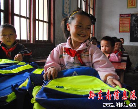 黃平:500名敬禮學生背上“安全書包”