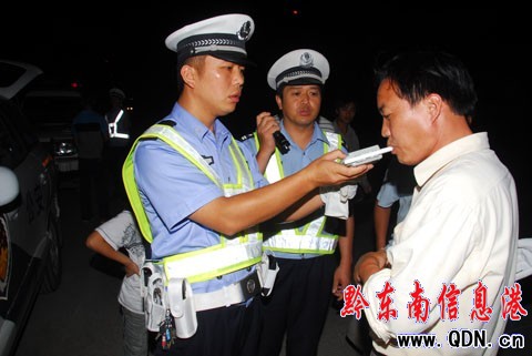 丹寨交警夜間嚴(yán)查“酒司機(jī)”(圖)