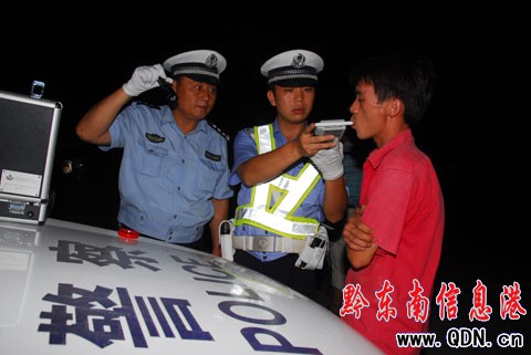 丹寨交警夜間嚴(yán)查“酒司機(jī)”(圖)
