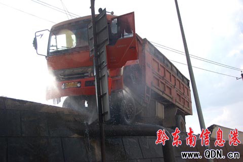 大卡車失控撞開護路礅 身處“險境”(圖)