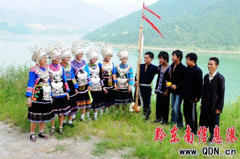 仰阿莎湖畔:百余名男女青年展開情歌賽(圖)