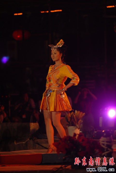 “世界小姐”大賽之:民族服飾顯魅力(組圖)