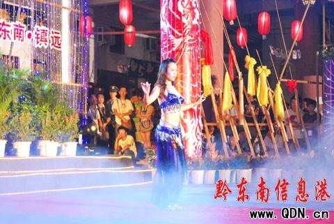 “世界小姐”大賽之:民族服飾顯魅力(組圖)