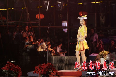 “世界小姐”大賽之:民族服飾顯魅力(組圖)