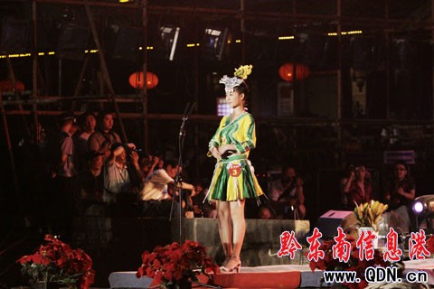 “世界小姐”大賽之:民族服飾顯魅力(組圖)