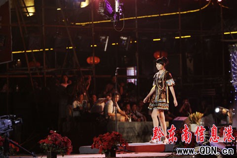 “世界小姐”大賽之:民族服飾顯魅力(組圖)