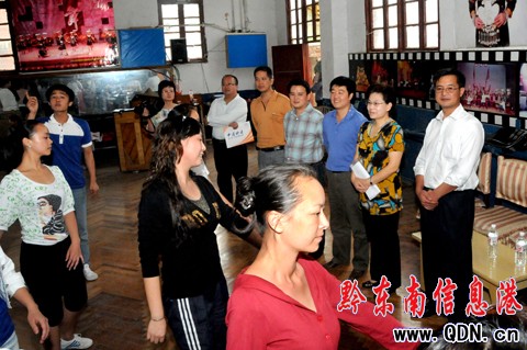 韓卉親切看望為國慶晚會排練的演員(圖)