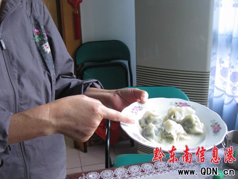 鐘女士納悶新鮮土雞蛋竟吃出怪味(組圖)