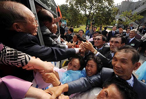 在朝鮮金剛山地區,朝方家屬與坐在大巴車上即將離開的韓方親人告別。