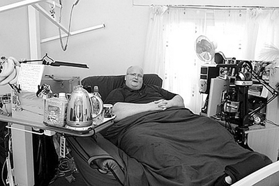 醫生拆墻將世界最肥男子送住醫院(圖)