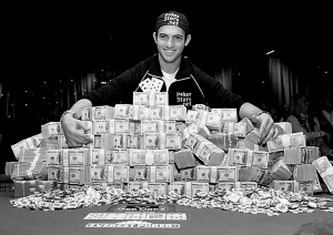美國21歲小伙撲克比賽贏得855萬美元(圖)
