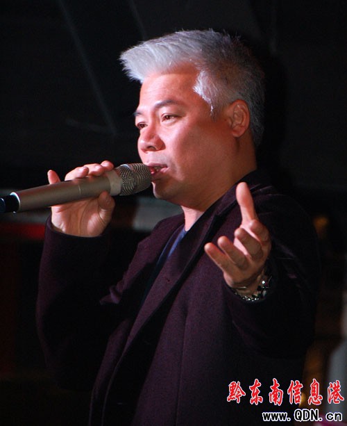 “情歌王子”巫啟賢在凱里放歌(組圖)