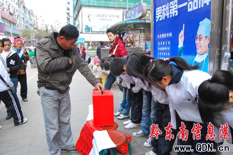 白血病母親病危 女兒的同學(xué)街頭湊集“救命款”