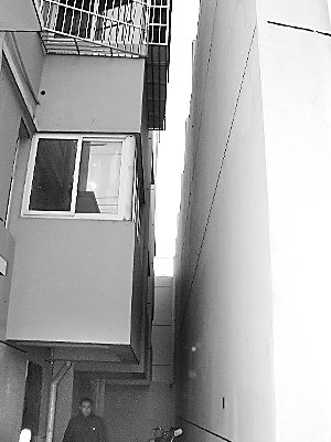 “樓靠靠”兩棟樓間距僅85厘米(圖)