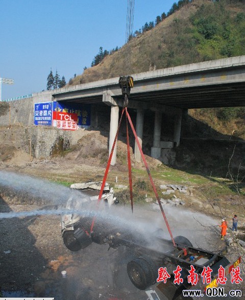 槽車翻滾12噸汽油外泄 多部門救援化險為夷(圖)