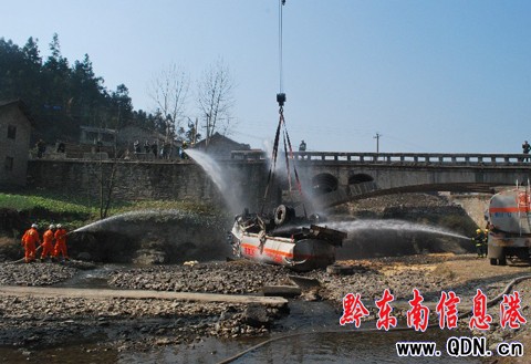 槽車翻滾12噸汽油外泄 多部門救援化險為夷(圖)