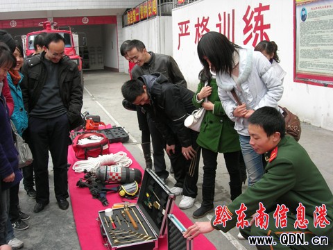 天柱“西部計劃”志愿者與消防官兵共慶元旦節