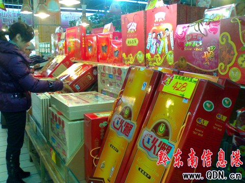 年關將至 市民開始忙著籌備年貨(圖)