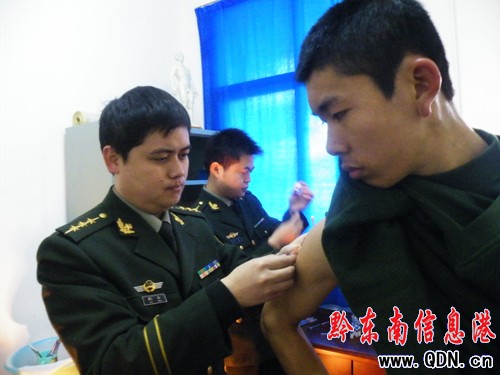州武警支隊為新戰士接種乙腦疫苗(組圖)