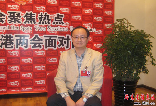 州政協(xié)委員楊政宇做客黔東南信息港(圖)