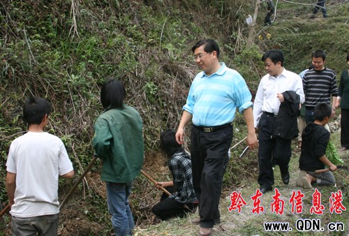 羅亮權到榕江檢查“兩防”及抗旱救災工作(圖)