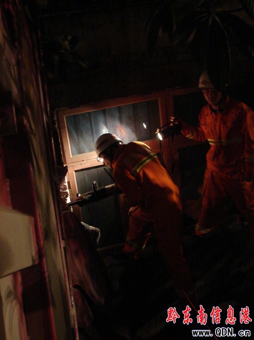 貨車凌晨失控撞墻壁司機(jī)當(dāng)場身亡(圖)