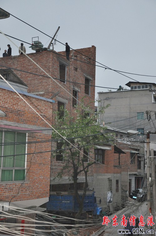 山寨版“起重機”險釀慘劇 安全與速度誰重要?