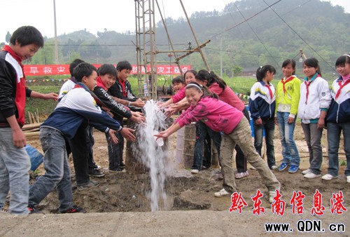 日出水量600立方米抗旱井讓500師生歡喜飲水(圖)