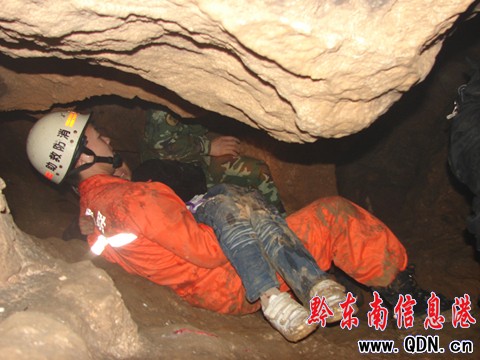 女孩玩耍不慎掉入百米洞穴 黃平消防成功營救