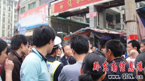 一市民橫穿馬路被制止 與交警發生口角(圖)