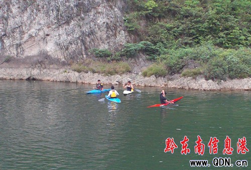 皮劃艇亞錦賽選手泛舟美麗清水江(組圖)