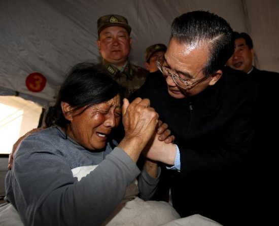 溫家寶再赴玉樹指導(dǎo)工作慰問僧侶和受傷民眾