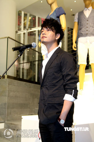 點擊瀏覽下一張,或按鍵盤左右鍵翻頁 陳坤欣喜透露趙薇近況:她請我當孩子干爹