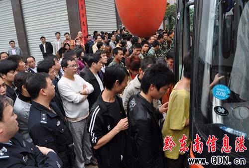 傳銷團伙被查后“反攻” 圍困執法者3小時(圖)