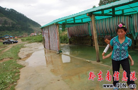 凱里:巴拉河 “農家樂”遭災 木橋被沖毀(圖)