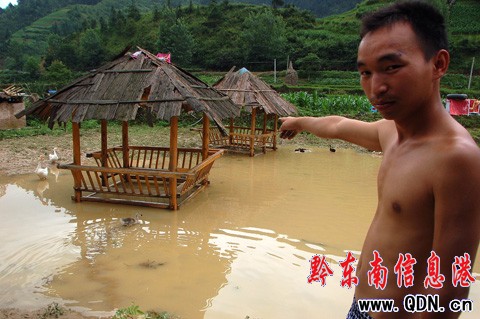 凱里:巴拉河 “農家樂”遭災 木橋被沖毀(圖)