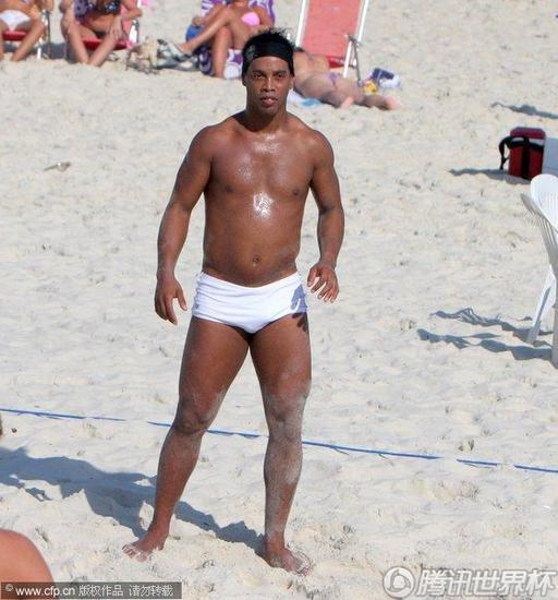 組圖:小羅度假踢沙灘足球 身體發(fā)福神似肥羅