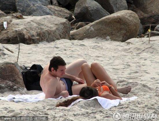 組圖:梅西情侶享受日光浴 一掃世界杯陰霾