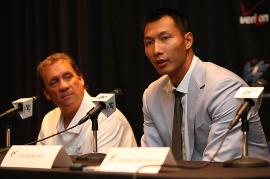 組圖:奇才召開發布會迎阿聯 小易下季穿31號