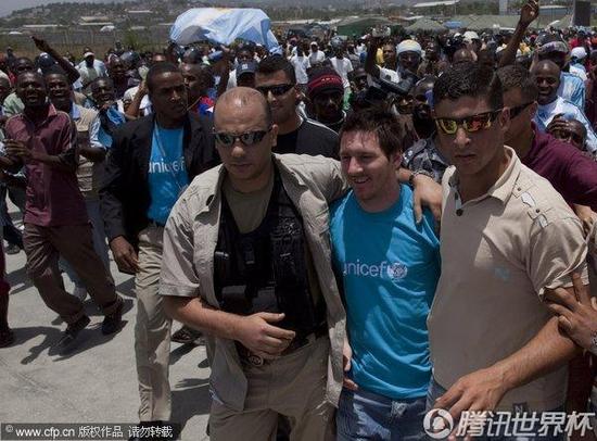 組圖:梅西探望海地災區 獲球迷夾道歡迎