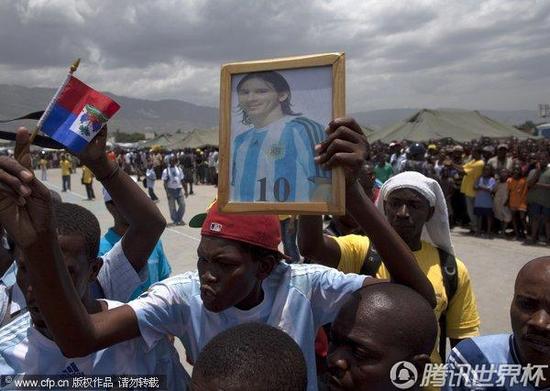 組圖:梅西探望海地災區 獲球迷夾道歡迎