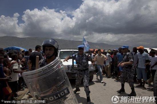 組圖:梅西探望海地災區 獲球迷夾道歡迎